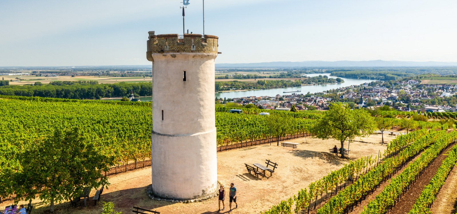 Wandelend paar bij de wachttoren in Nierstein, © Dominik Ketz