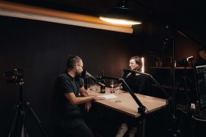 Dr. Jana Hauck mit Moderator Felix Hofmann, © schiebezimmer