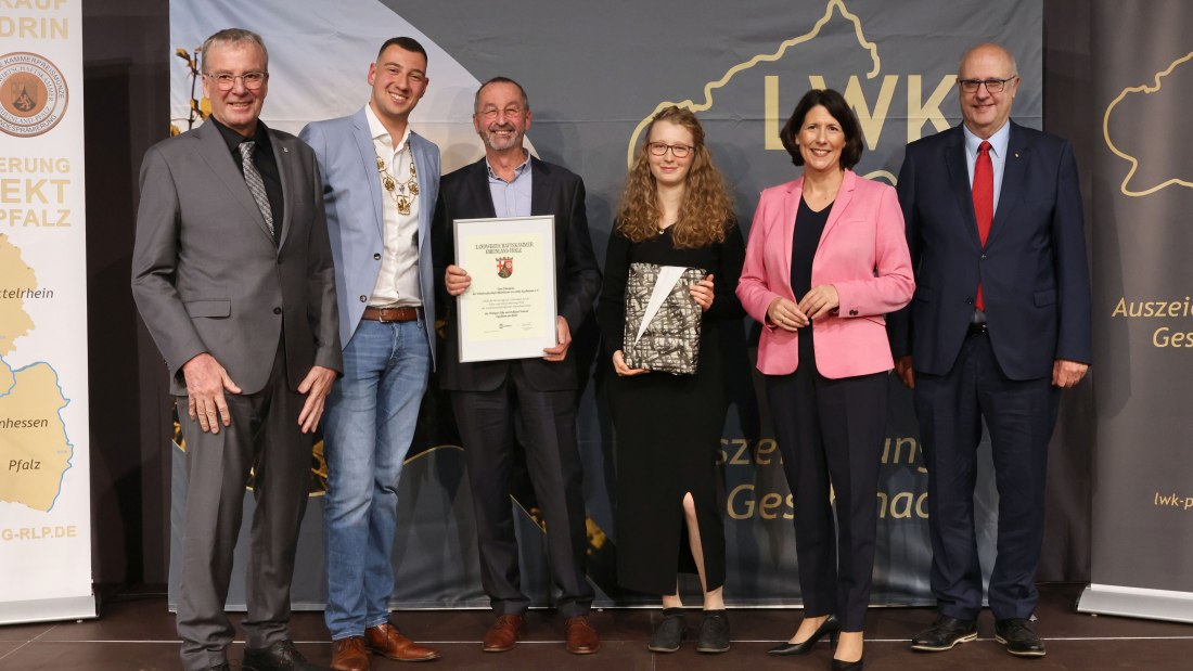 Ehrenpreis der Weinbruderschaft Rheinhessen zu St. Katharinen Oppenheim an das Weingut Weitzel, Ingelheim, © LWK RLP / Alexander Sell