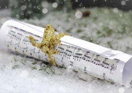 Notenblätter im Schnee