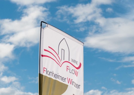 Fahne der Flonheimer Winzervereinigung Wine Flow © Rheinhessenwein e.V. / Martin Kämper