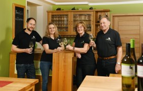 Vinothek Weingut Kirchberg-Hof Familie Mees © Carsten Costard