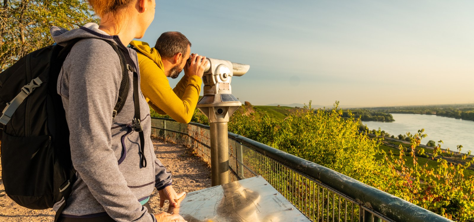 Wanderpaar bei Ausblick am Brudersberg, © Dominik Ketz