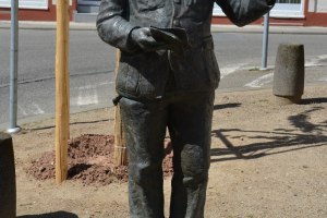 Bronze statue of the &quot;Ausschellers and police servants&quot; in the old town center of Laubenheim, © DAV Mainz