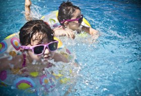 Mädchen im Schwimmbad © pexels at pixabay