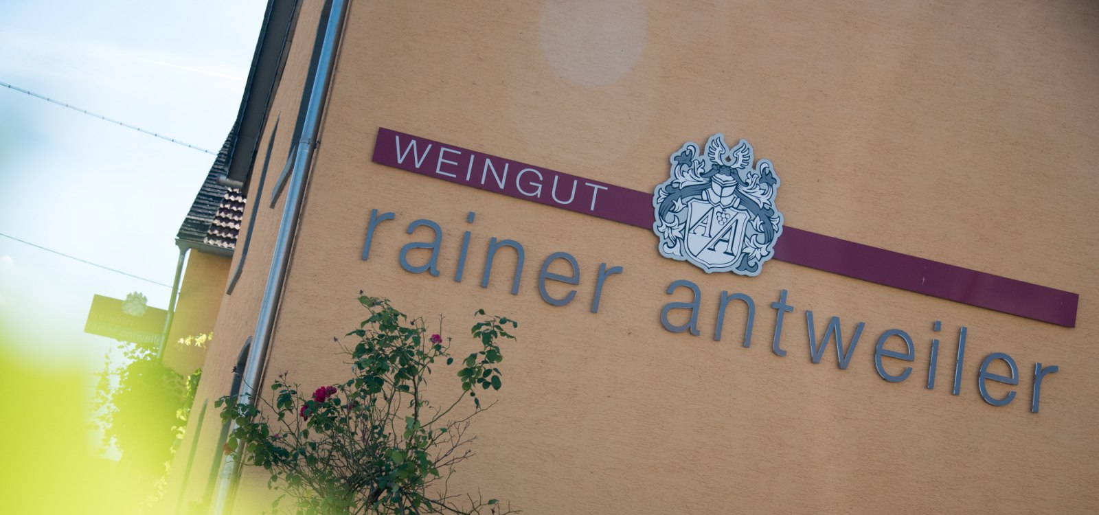 Weingut Antweiler_Wand Logo, © Weingut Antweiler