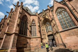 People enter Worms Cathedral., © Bernward Bertram