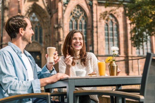 Een paar drinkt voor de Dom in Worms.