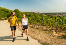 Wanderpaar mit Blick auf Katharinenkirche