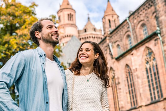 De Wormser Dom, ook bekend als de Dom van Sint Peter, is een indrukwekkende kathedraal gelegen in Worms, Duitsland. Het is een historisch en architectonisch opmerkelijke kerk die een belangrijke rol speelt in de regio.