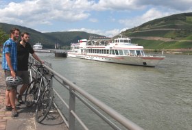 Binger Kulturufer with a view of the Rüdesheim vineyards © Uwe Feuerbach