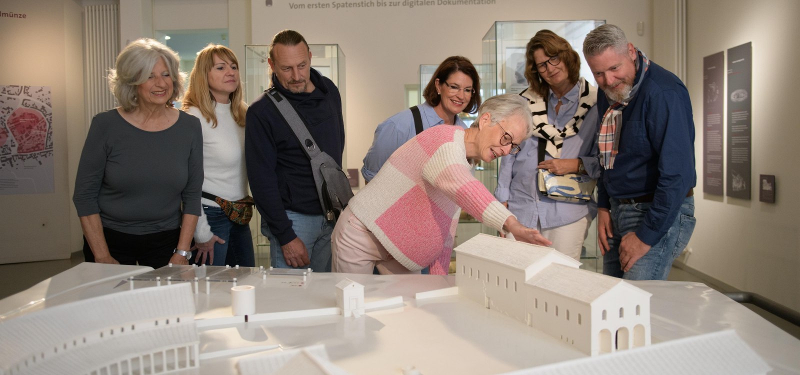 Führung im Museum - Modell Kaiserpfalz Ingelheim, © Angelika Stehle/Stadt Ingelheim