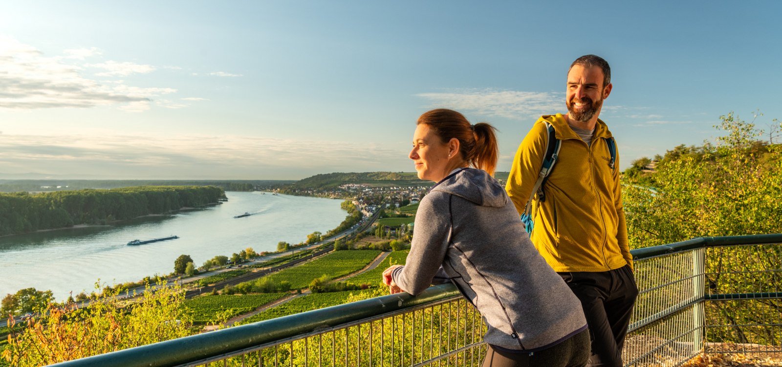 Wanderer auf dem Rheinterrassenweg am Roten Hang, © Dominik Ketz