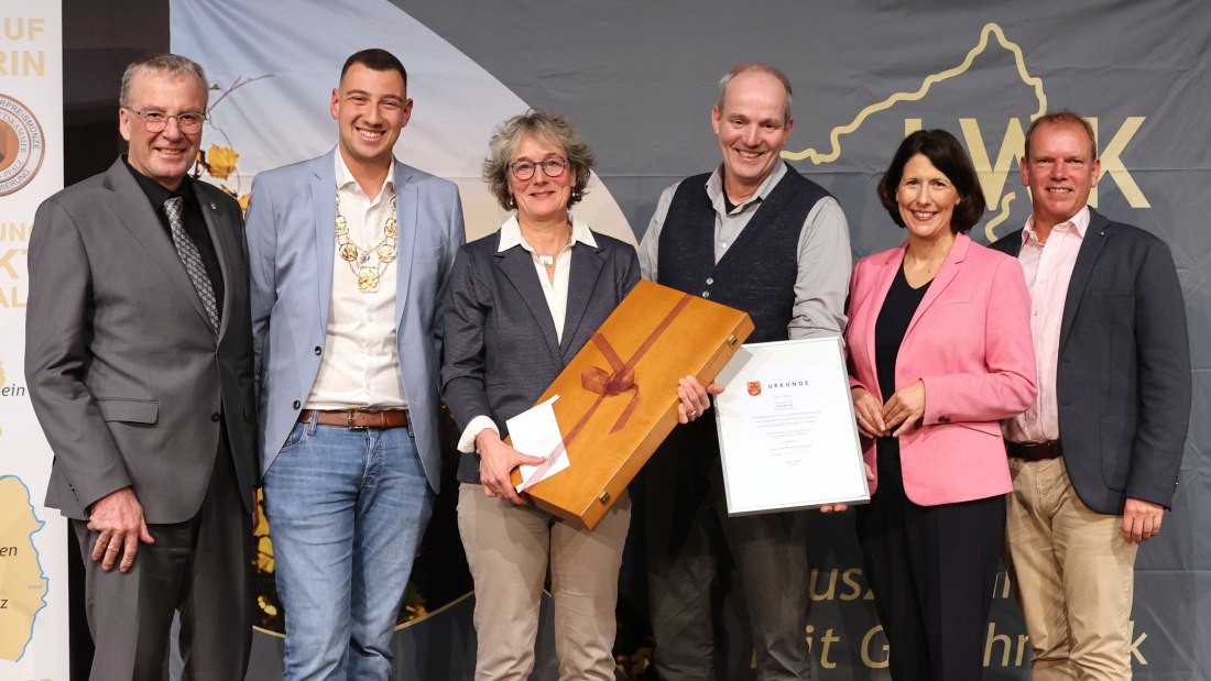 Ehrenpreis des Landkreises Alzey-Worms an das Weingut Johanneshof Axel Becker, Gau-Odernheim