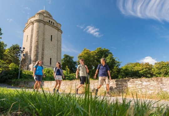 Wandergruppe am Bismarckturm bei Ingelheim, © Dominik Ketz