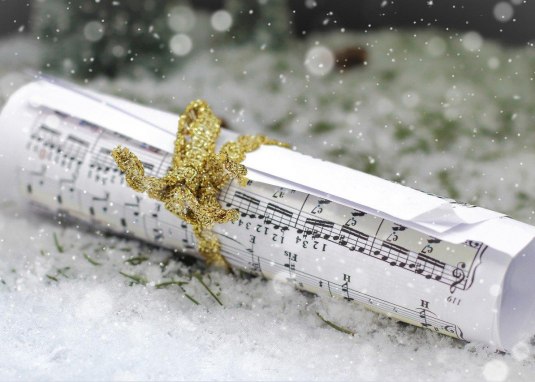 Notenblätter im Schnee