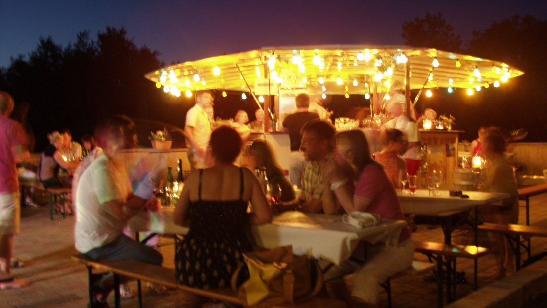 Bruehler-hof-sommerfeeling-on-the-wine-terrace-1, © Weingut Brühler Hof