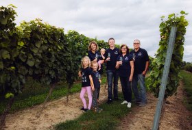 Weingut Klaus und Stefan Hahn_Familie 2 © Simone Bonnet