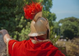 Römer mit Helm
