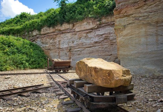 Schausteinbruch-Flonheim-Schmalspurschienen- -zwei-Loren, © Frank Hamm