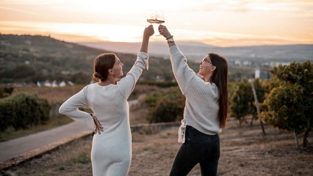 Weingut Wasem Doppelstück_Schwestern anstoßen, © Weingut Wasem Doppelstück