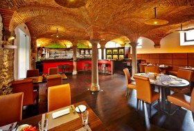 osthofen_weinbar-and-restaurant-vis-a-vis new