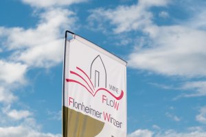 Fahne der Flonheimer Winzervereinigung Wine Flow, © Rheinhessenwein e.V. / Martin Kämper