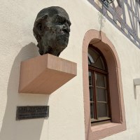 Denkmal am Rathaus von Nackenheim - Carl Zuckmayer