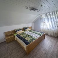 großes Schlafzimmer mit Kingsize Bett 2 x 2 Meter