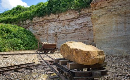 Schausteinbruch-Flonheim-Schmalspurschienen- -zwei-Loren, © Frank Hamm