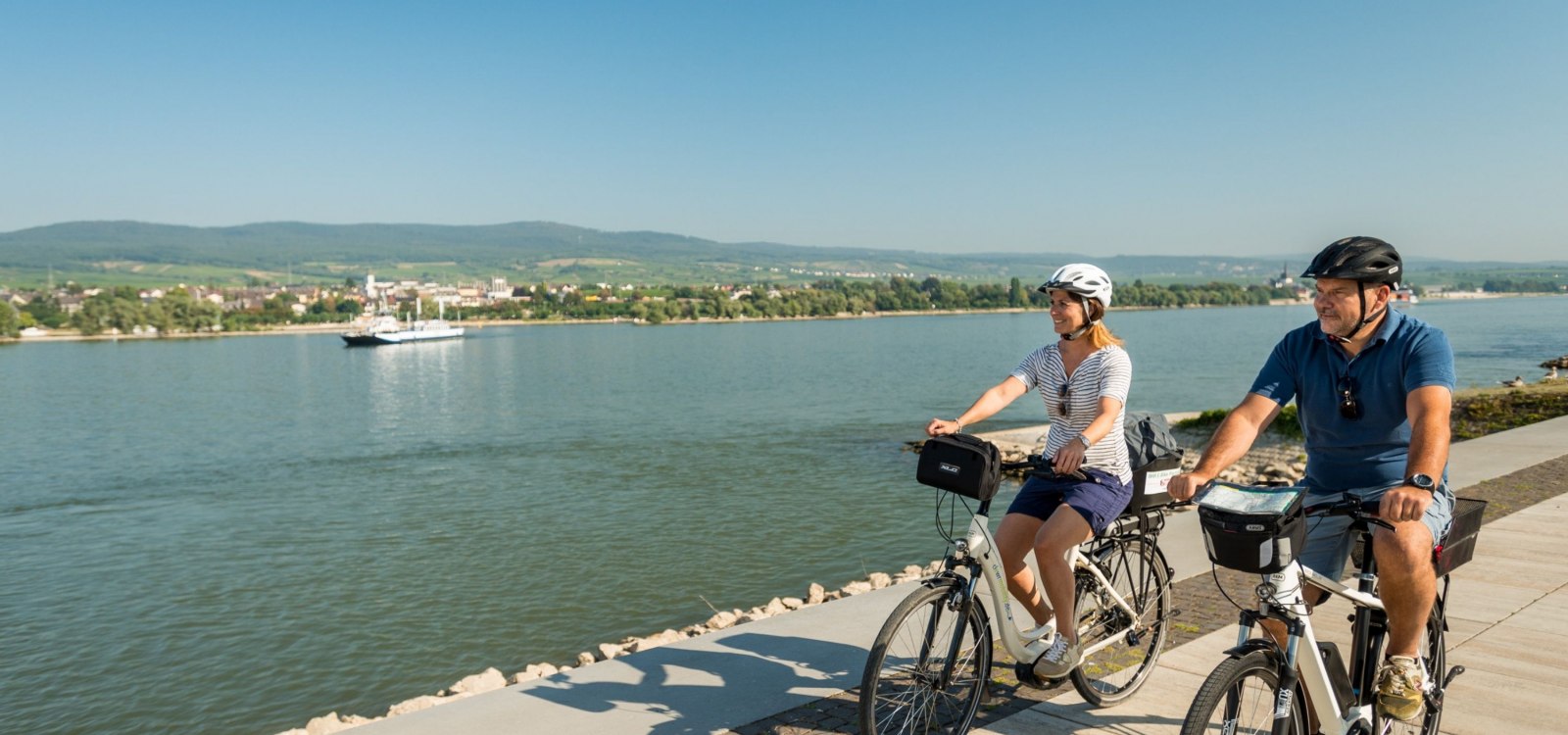With the E-Bike on the Rhine Cycle Path, © Dominik Ketz